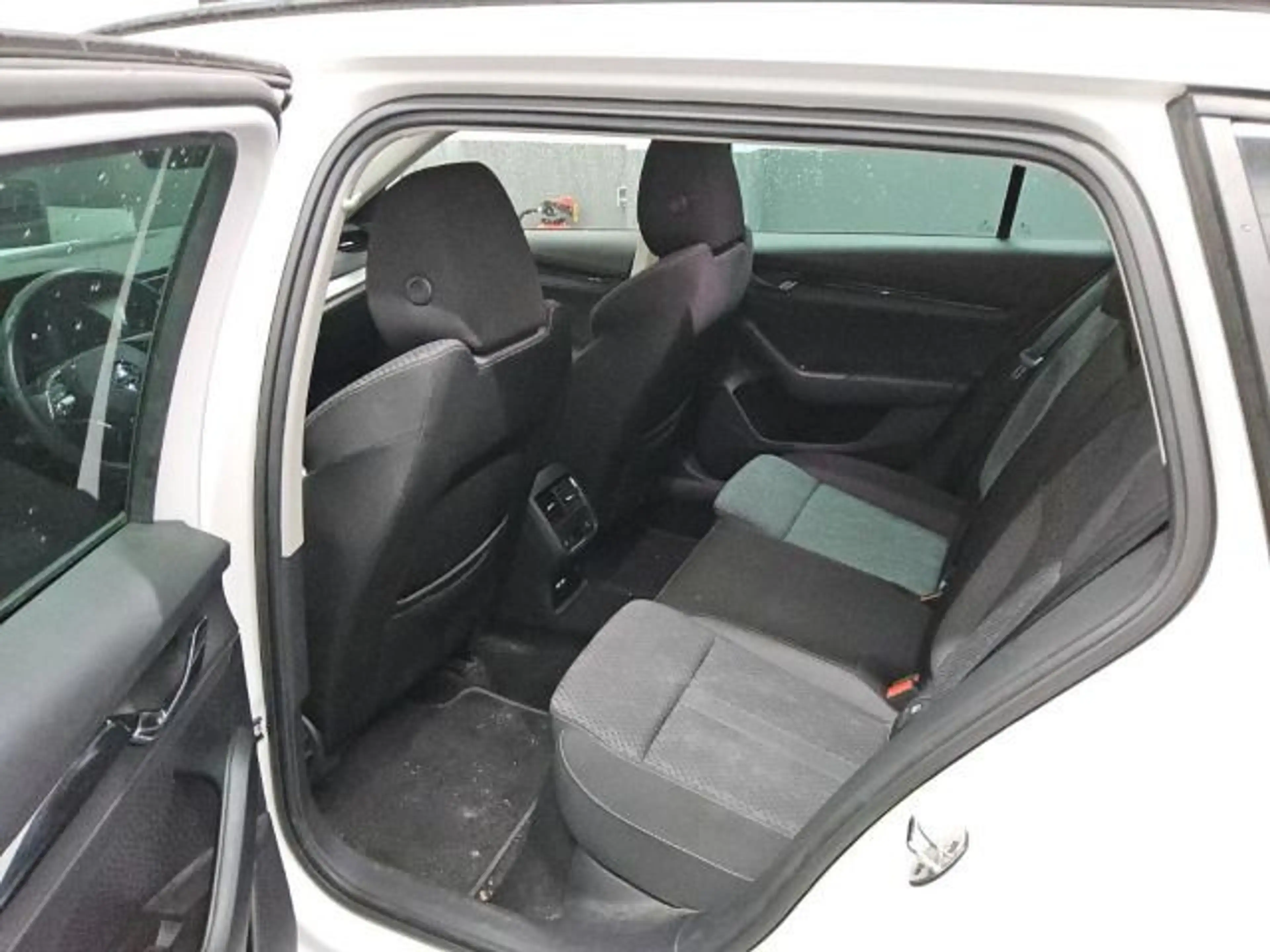 Skoda Octavia Combi 1.4TSI iV DSG Clever AHK Matrix 18 — photo 6