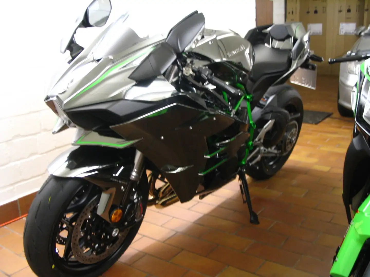 Kawasaki Ninja H2 205 PS Speziallack Mirror Coated Spark Black Grün - 2