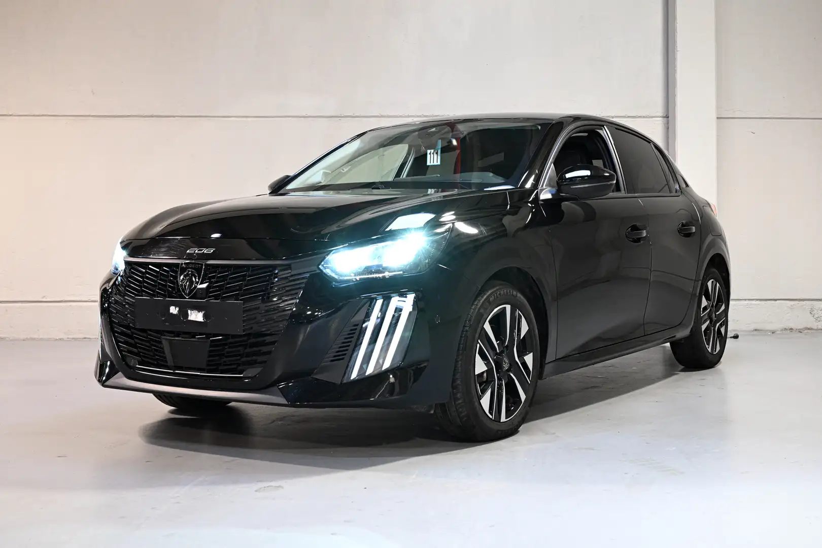 Peugeot 208 1.2i Hybrid Allure e-DCS / NAV / CAMERA Schwarz - 1