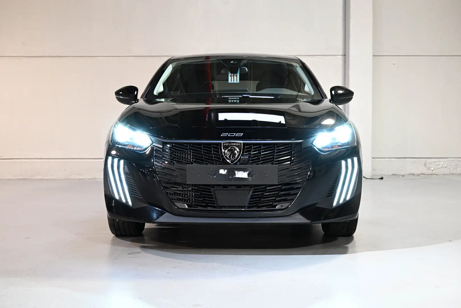 Peugeot 208 1.2i Hybrid Allure e-DCS / NAV / CAMERA Schwarz - 2