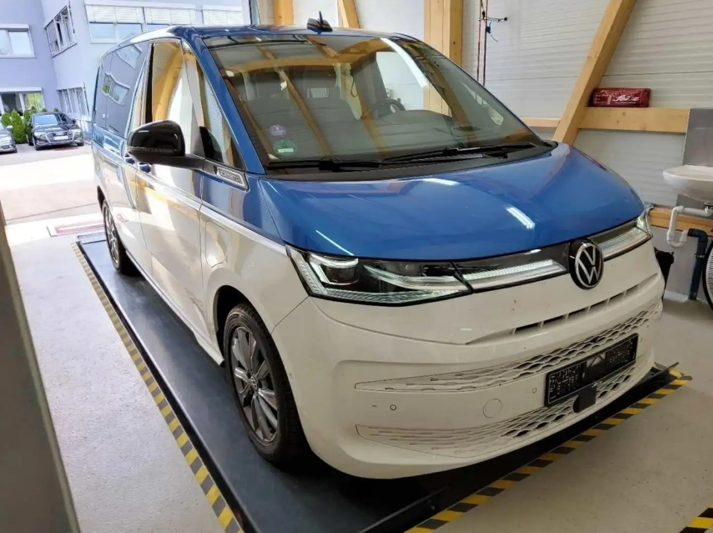 Volkswagen T7 Multivan 1.4 TSI eHybrid KÜ Energetic *PANO*MATRIX*KAMERA*N Blau - 2