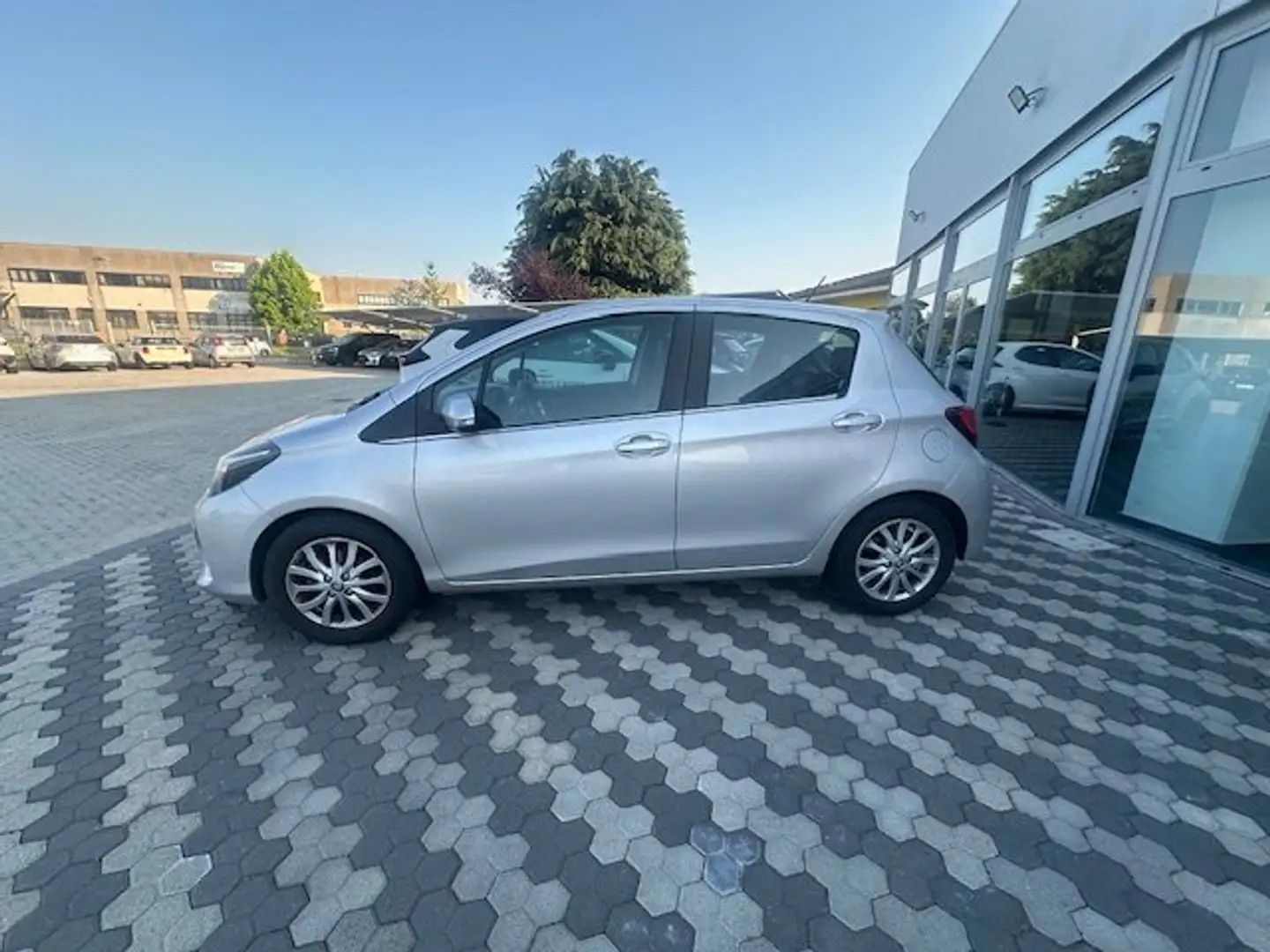 Toyota Yaris 5p 1.3 Lounge Argento - 2