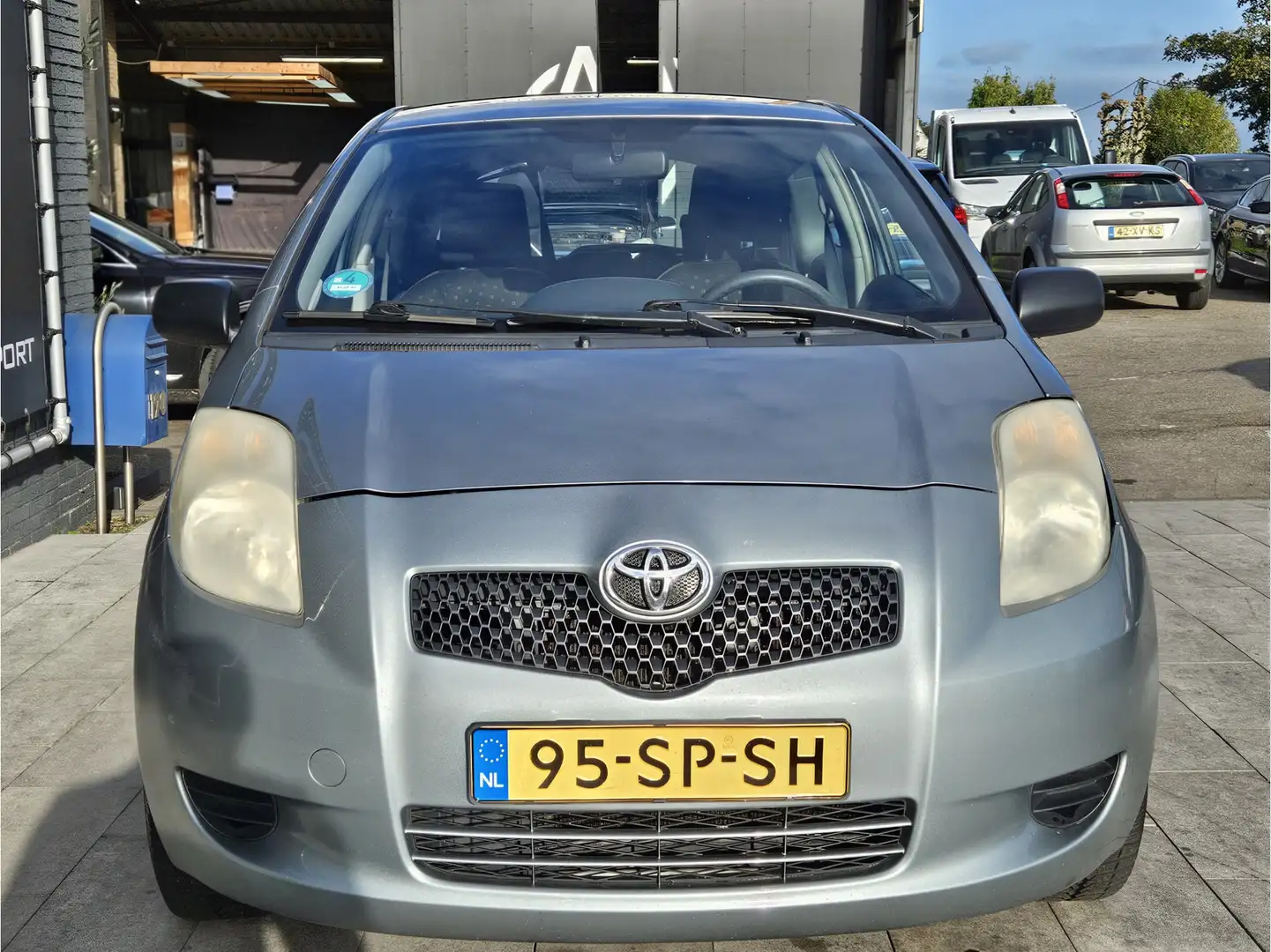 Toyota Yaris 1.0 VVTi Terra Grau - 2