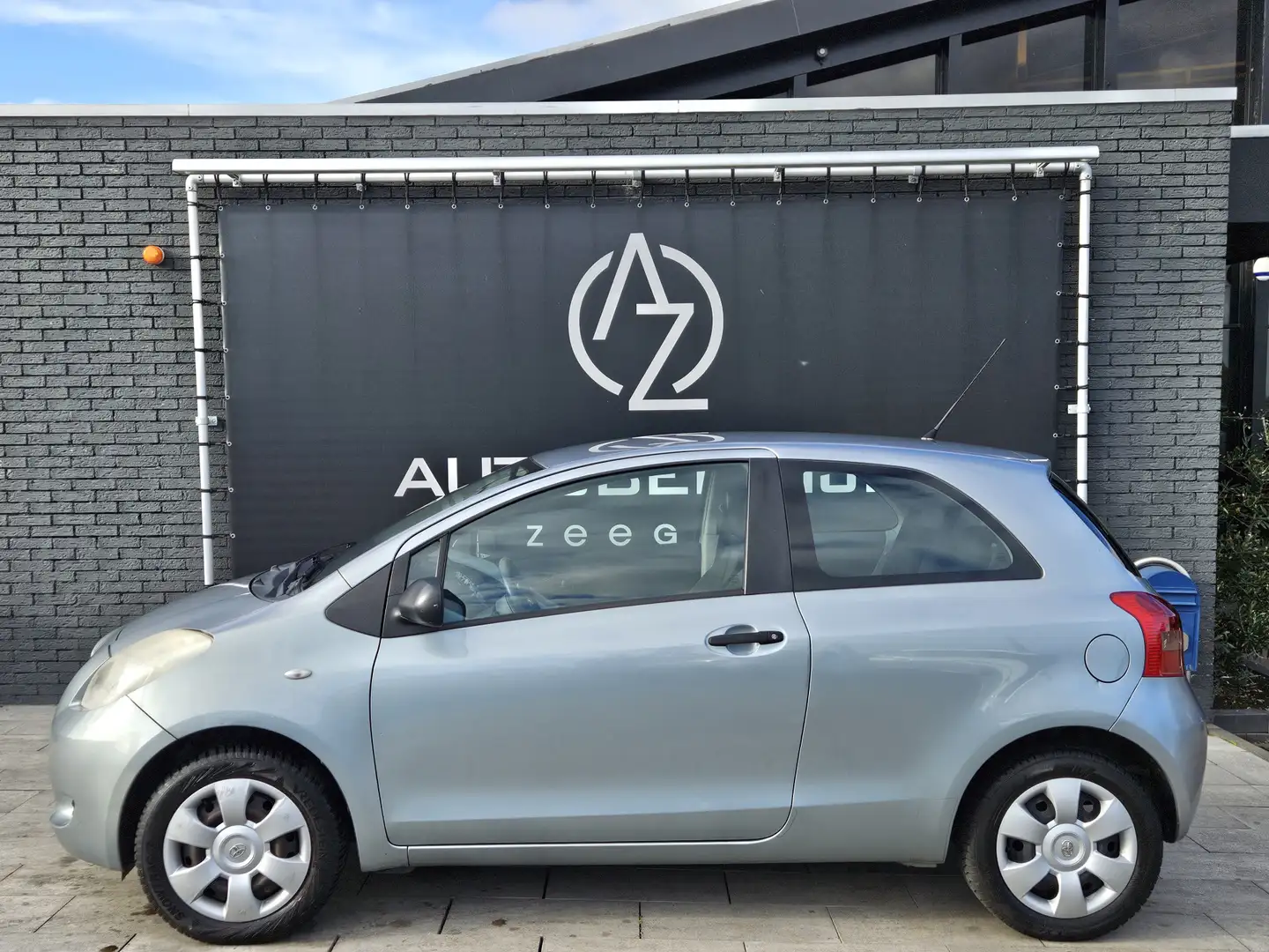 Toyota Yaris 1.0 VVTi Terra Grau - 1