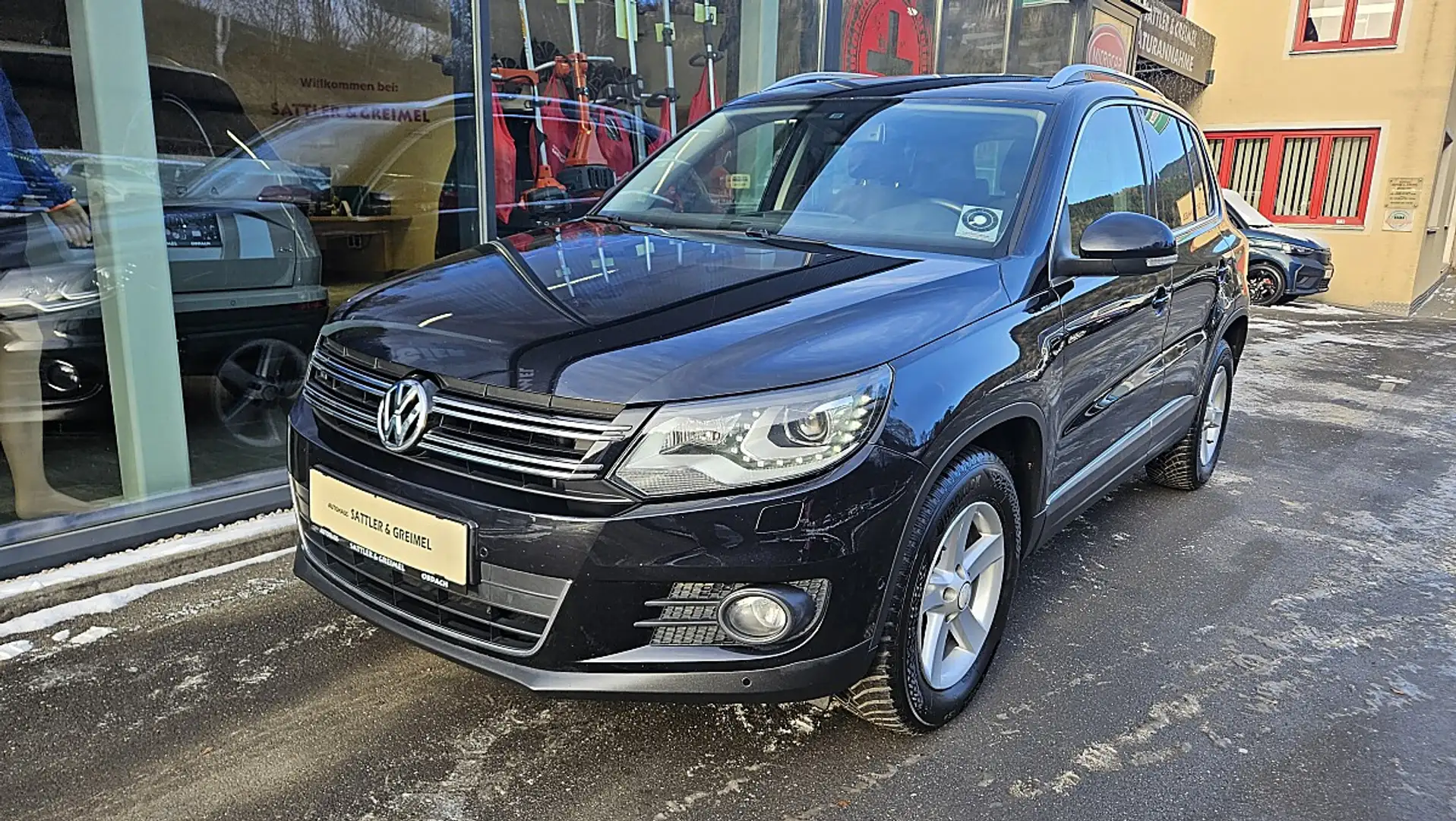 Volkswagen Tiguan 2,0 TDI BMT 4Motion Sky DPF DSG Schwarz - 2