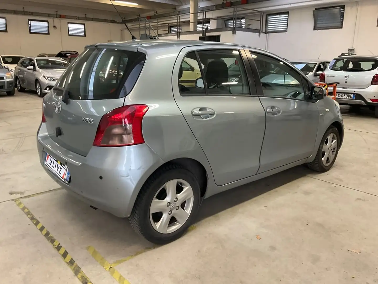 Toyota Yaris 5p 1.4 d-4d Sol - Cambio Automatico Gris - 2