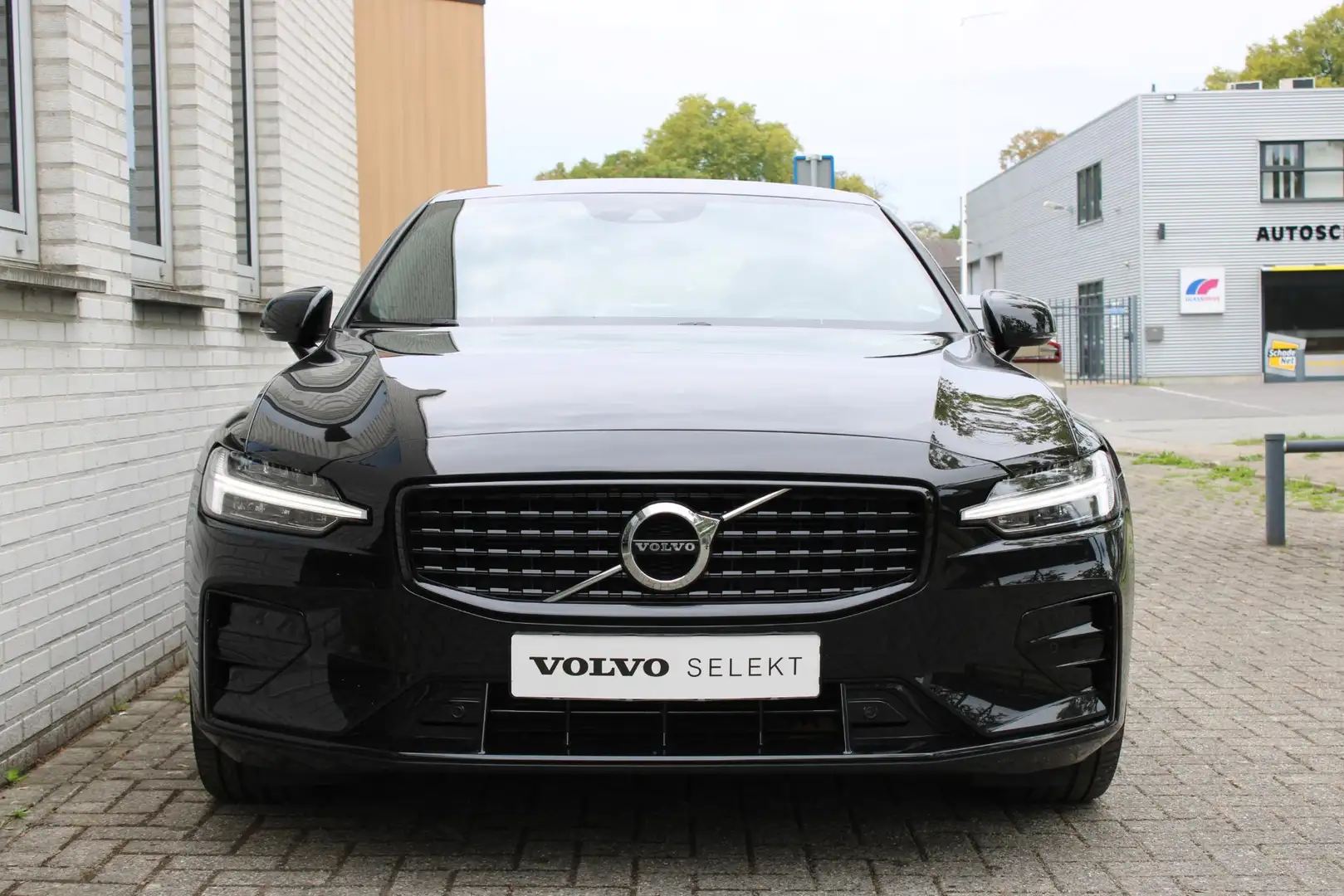 Volvo S60 B3 Mild Hybrid R-Design | Harman Kardon audio | Ve Noir - 2