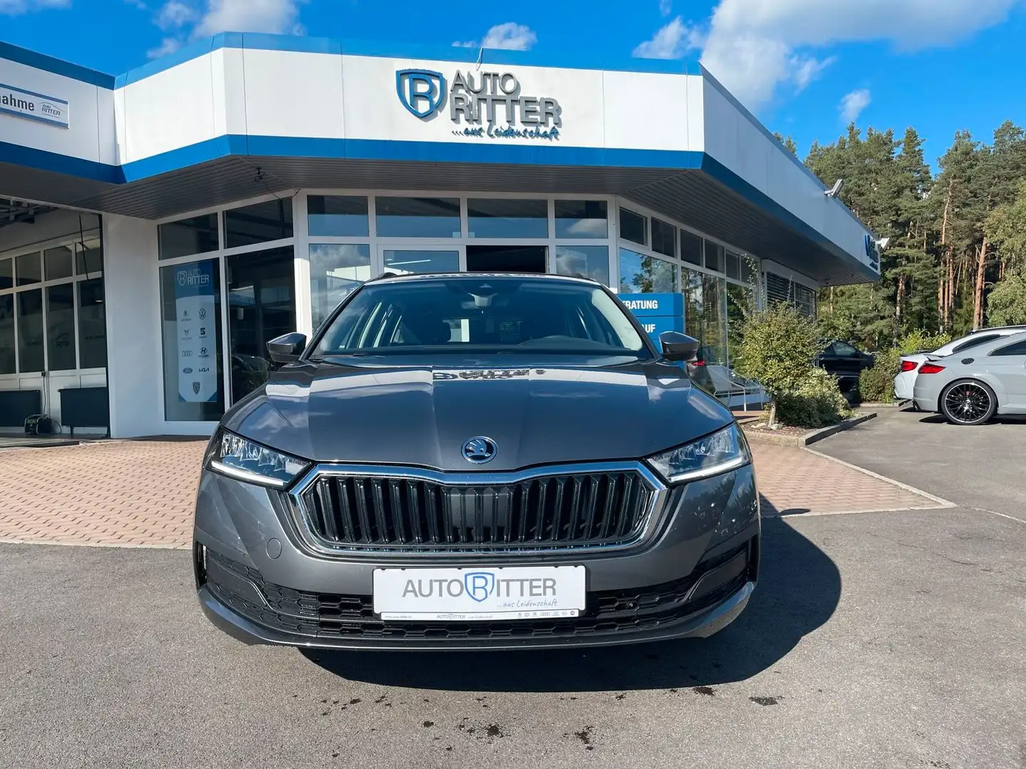 Skoda Octavia Combi 2.0 TDI DSG SHZ+CarPlay+PDC Grau - 2
