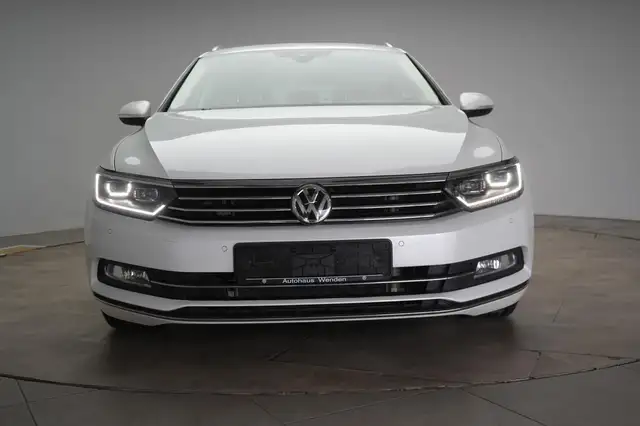 Volkswagen Passat view 2