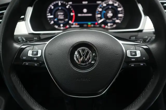 Volkswagen Passat view 21