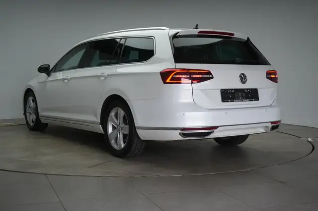 Volkswagen Passat view 4