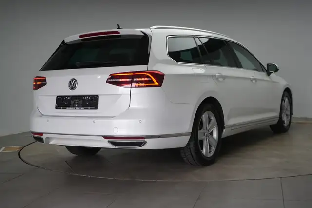 Volkswagen Passat view 5
