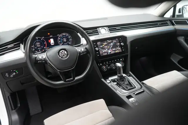 Volkswagen Passat view 13