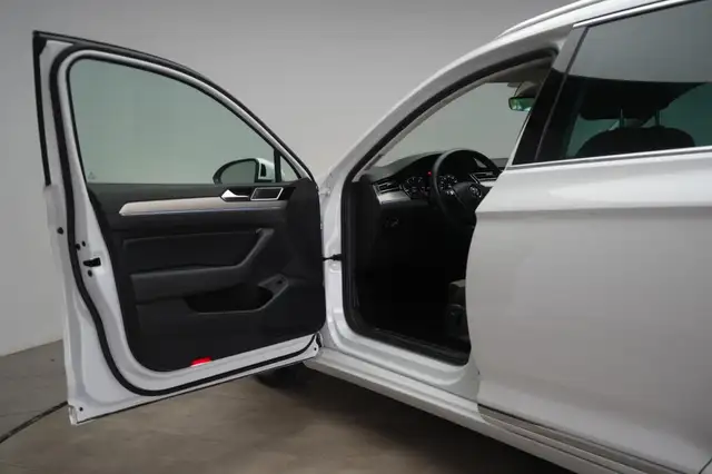 Volkswagen Passat view 11