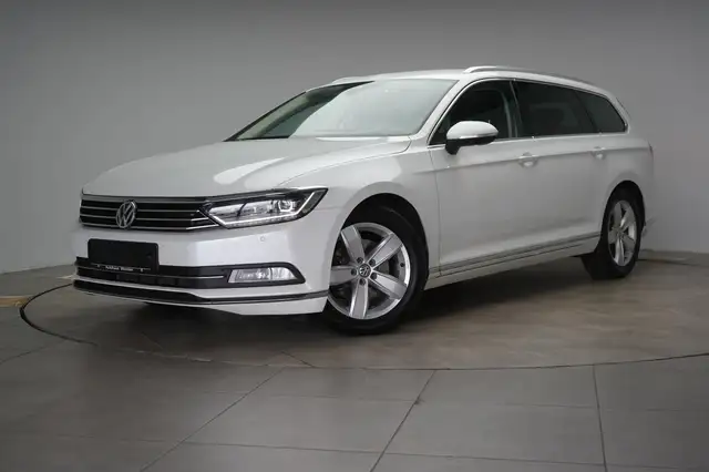 Volkswagen Passat view 3