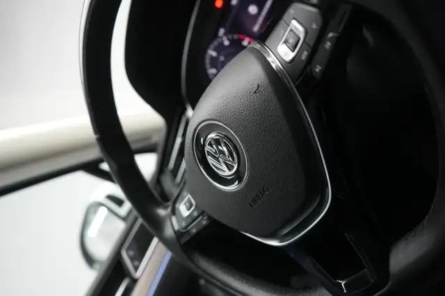 Volkswagen Passat view 22