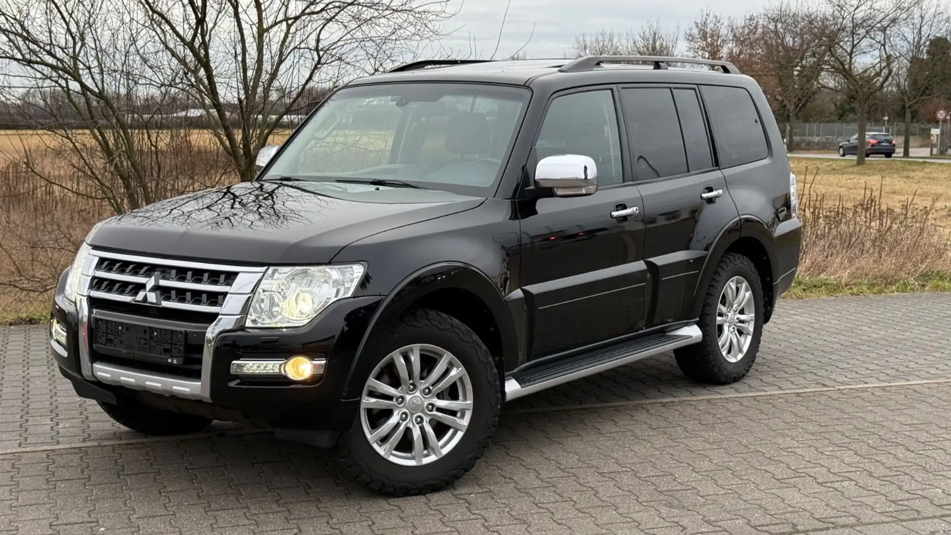 Mitsubishi Pajero 3.2 DI-D Top*STANDHEIZUNG*VOLLAUSTATTUNG* Fekete - 1