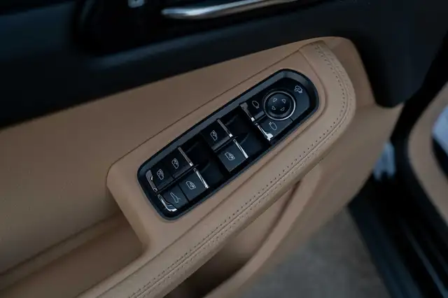 Porsche Macan view 8