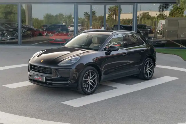 Porsche Macan view 3