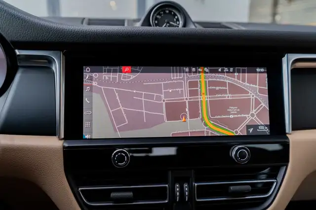 Porsche Macan view 12