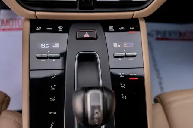 Porsche Macan view 14