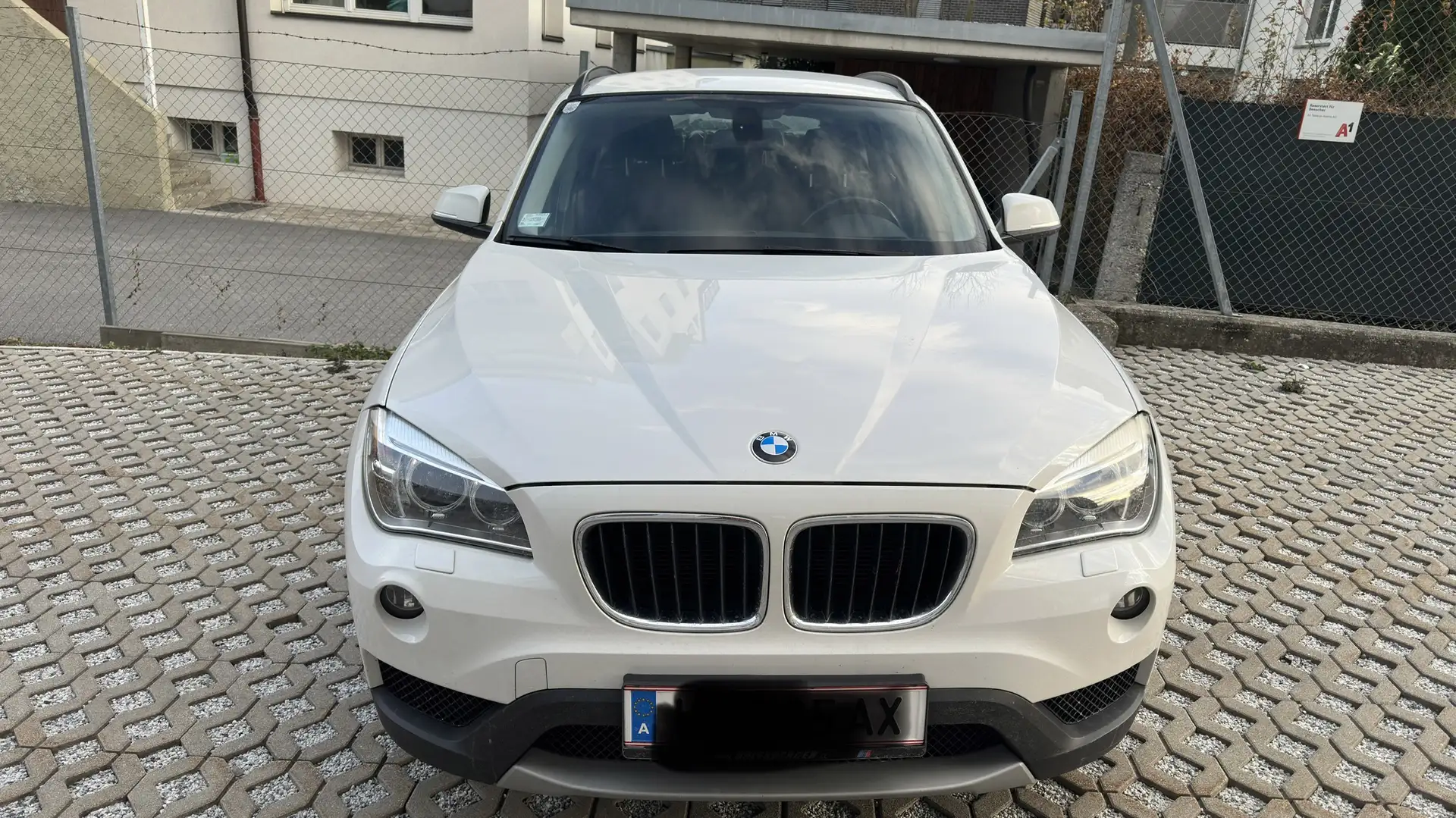 BMW X1 18 d xDrive Weiß - 1