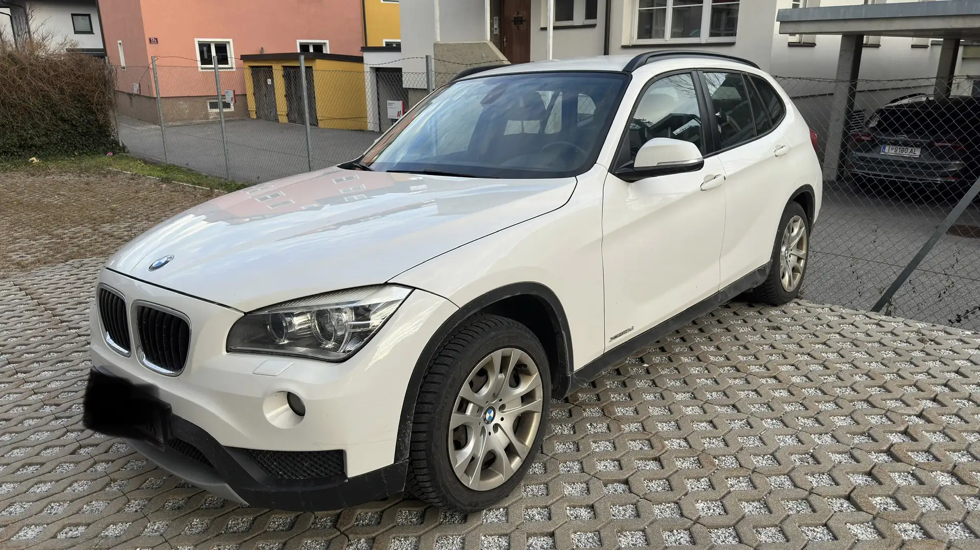 BMW X1 18 d xDrive Weiß - 2
