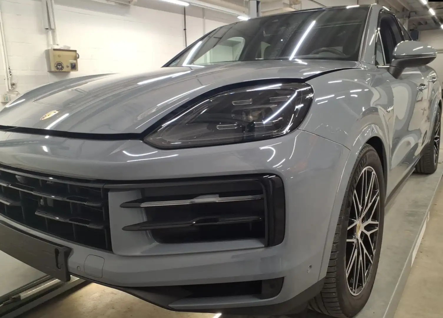 Porsche Cayenne Coupe E-Hybrid*Sportendrohre*AHK*BOSE* Grau - 1