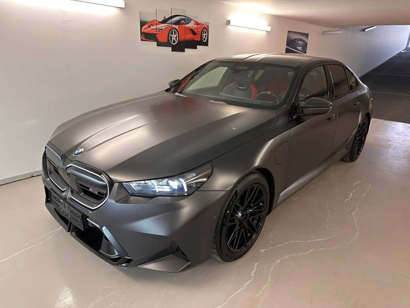 BMW M5 G90 Grau - 1