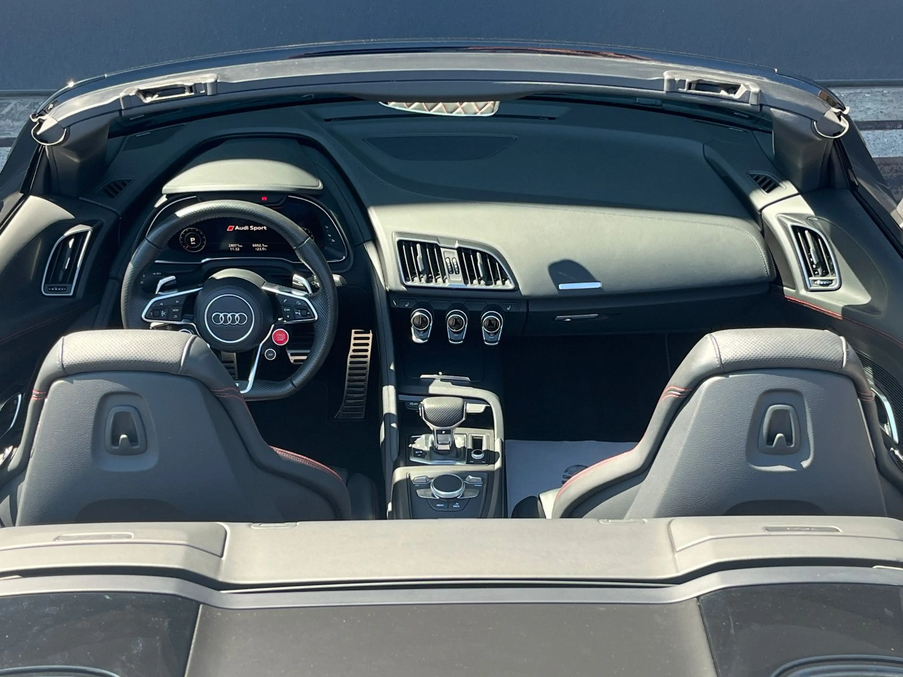 Audi R8 5.2 FSI performance S tronic Spyder RWD — photo 11