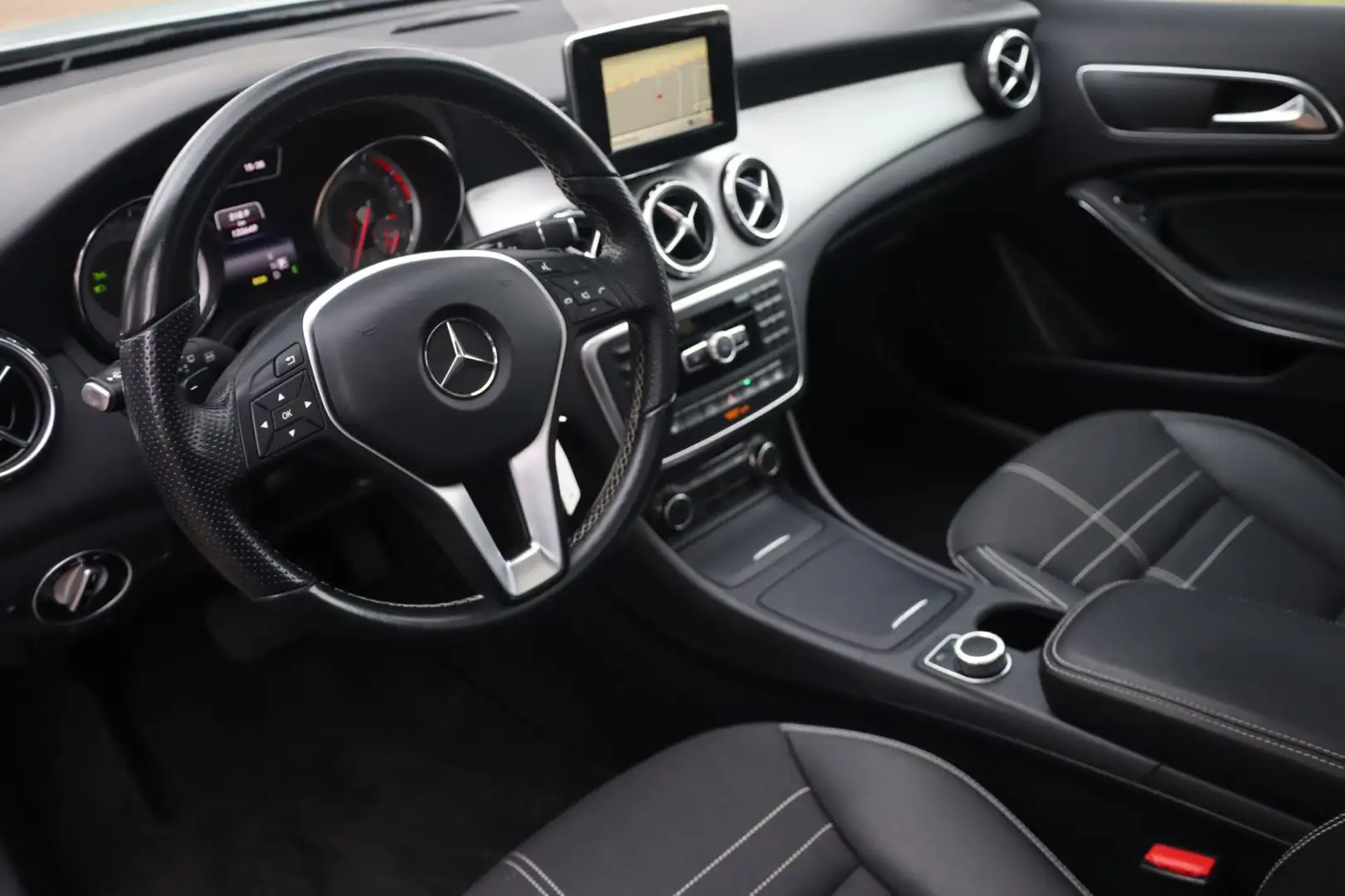 Mercedes-Benz GLA 200 Edition 1 Aut. | Panorama | Xenon Verlichting | St Grijs - 2