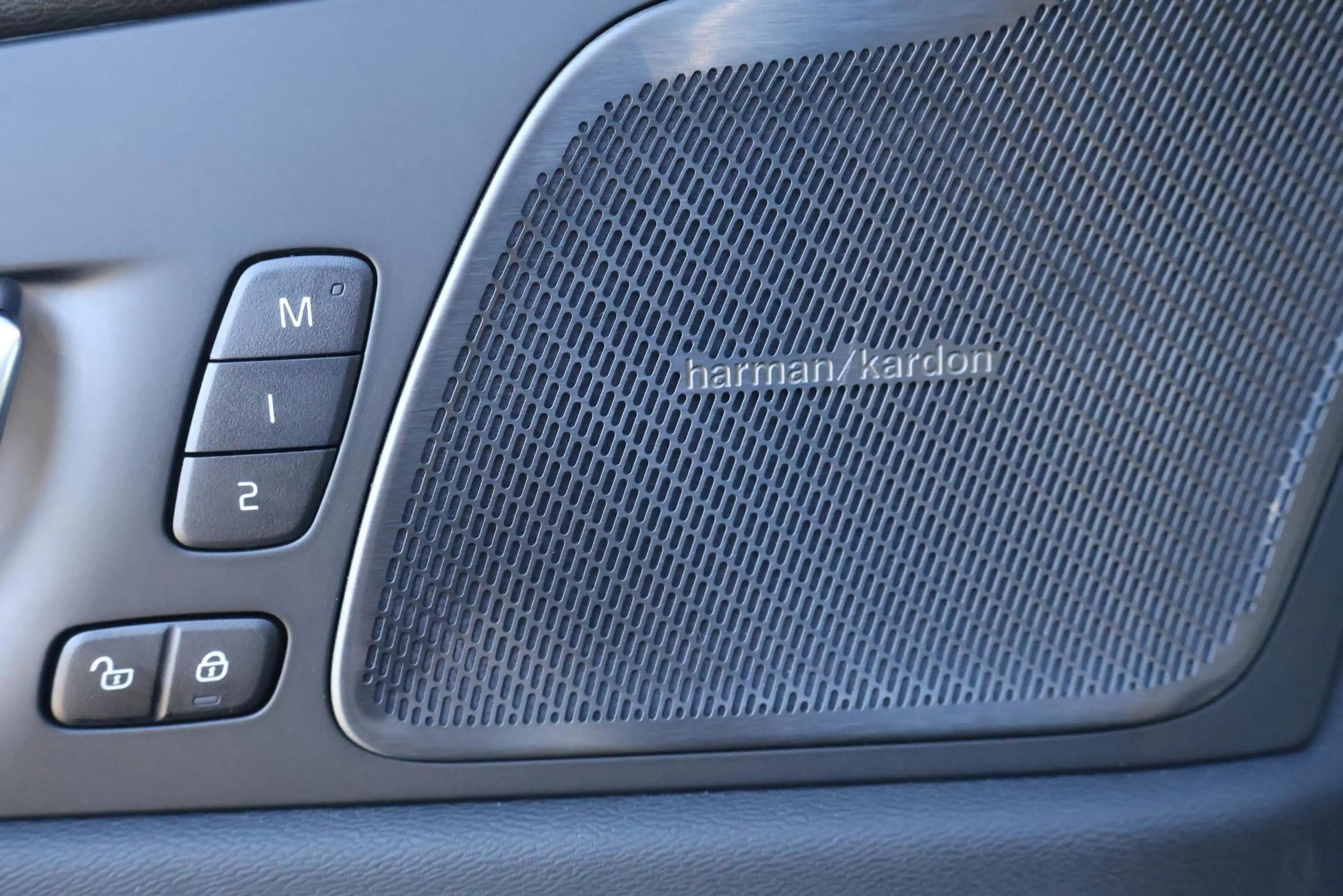 Volvo XC60 2.0 T6 Plug-in hybrid AWD Ultra Black Edition — photo 13