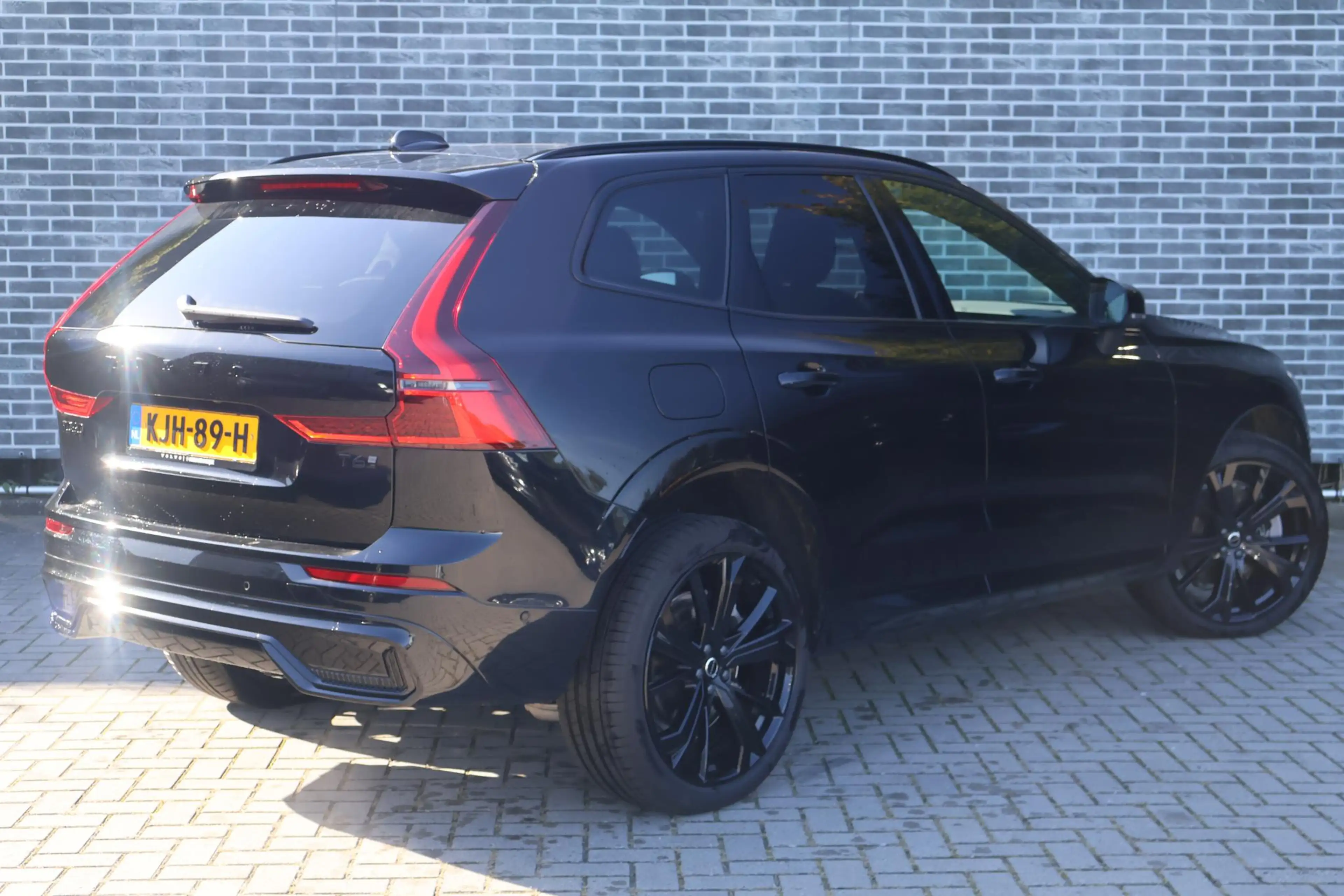Volvo XC60 2.0 T6 Plug-in hybrid AWD Ultra Black Edition — photo 4