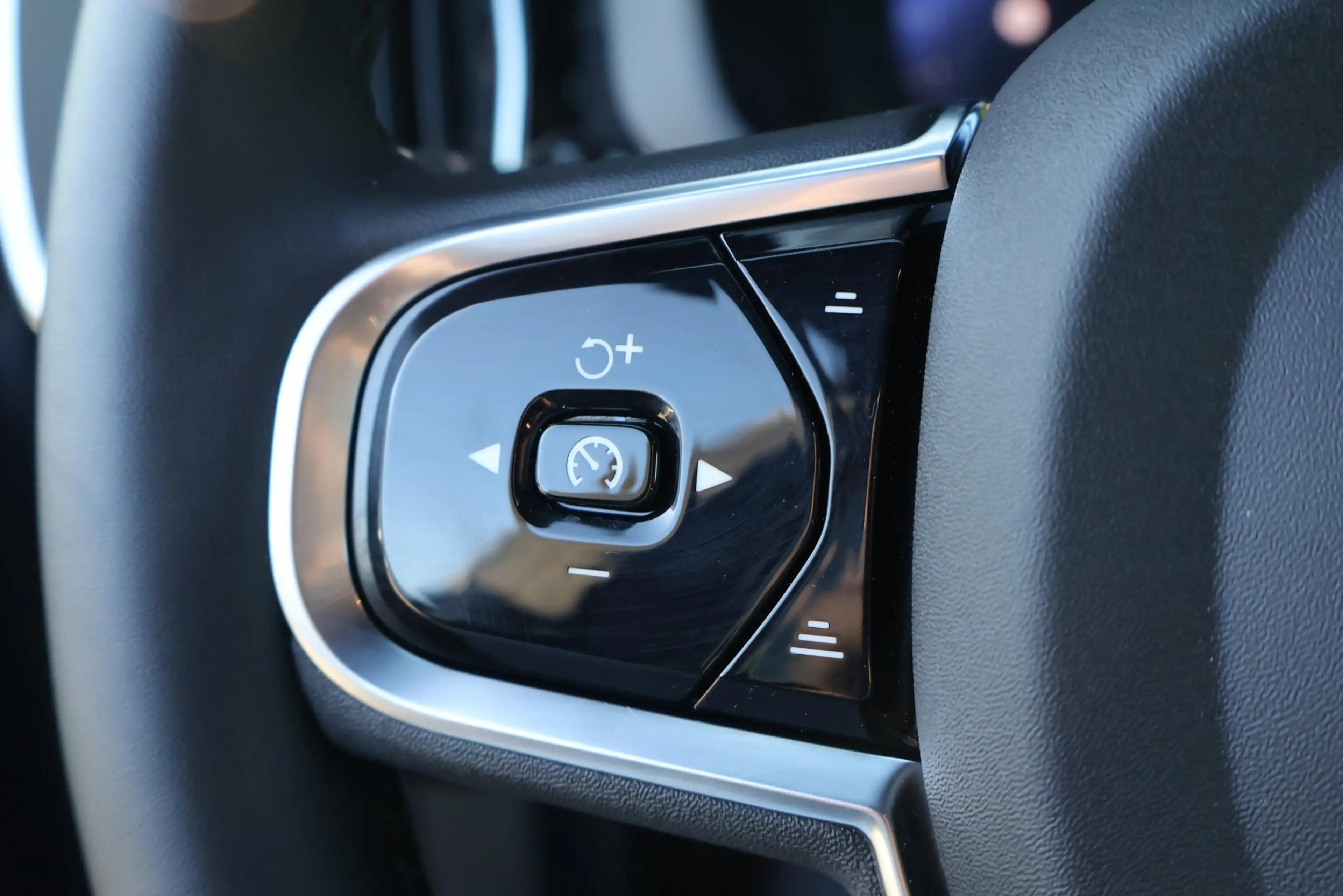 Volvo XC60 2.0 T6 Plug-in hybrid AWD Ultra Black Edition — photo 15
