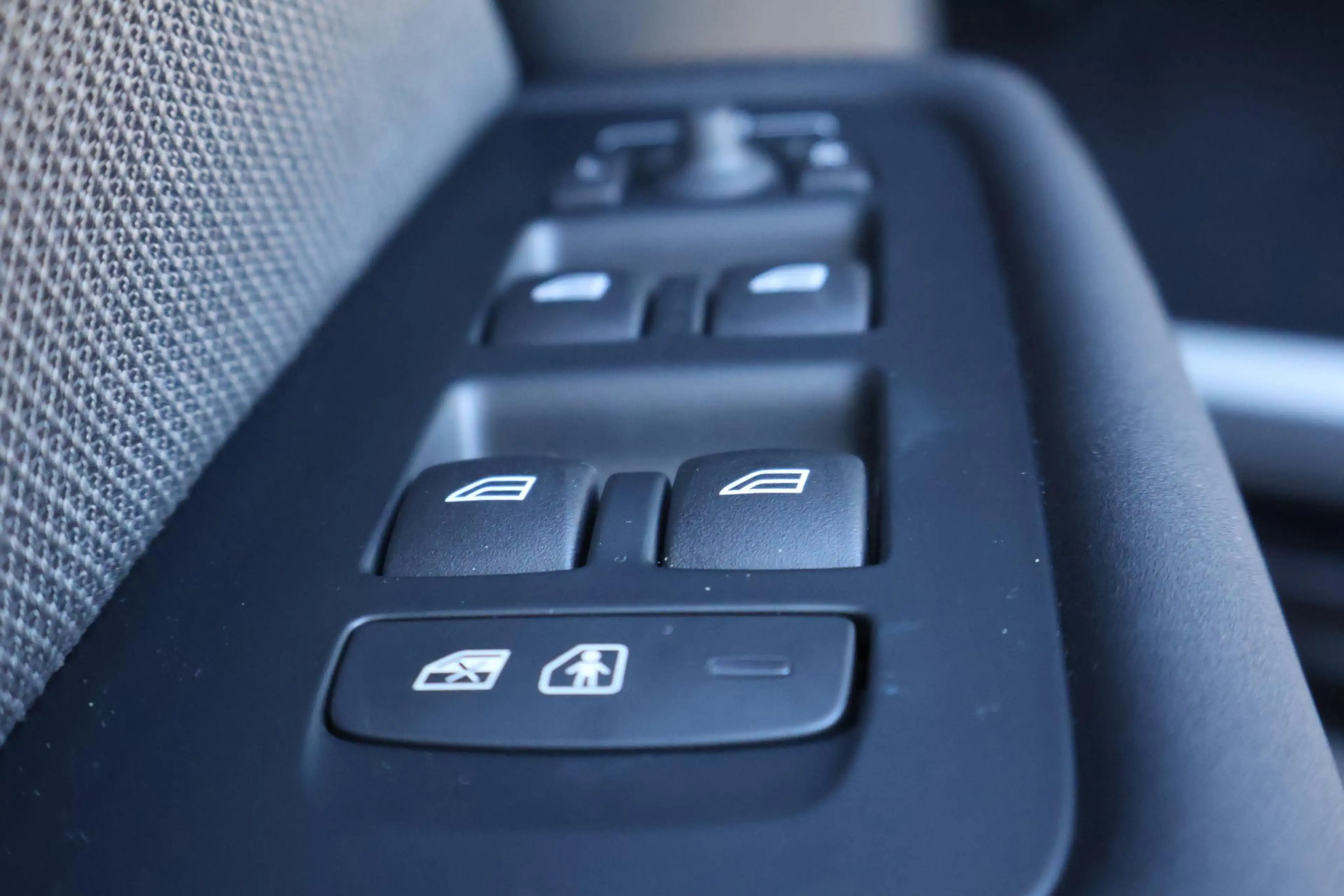 Volvo XC60 2.0 T6 Plug-in hybrid AWD Ultra Black Edition — photo 11