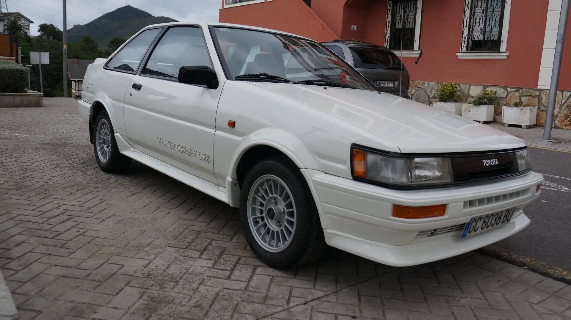 Toyota Corolla AE86 Levin coupe Weiß - 2