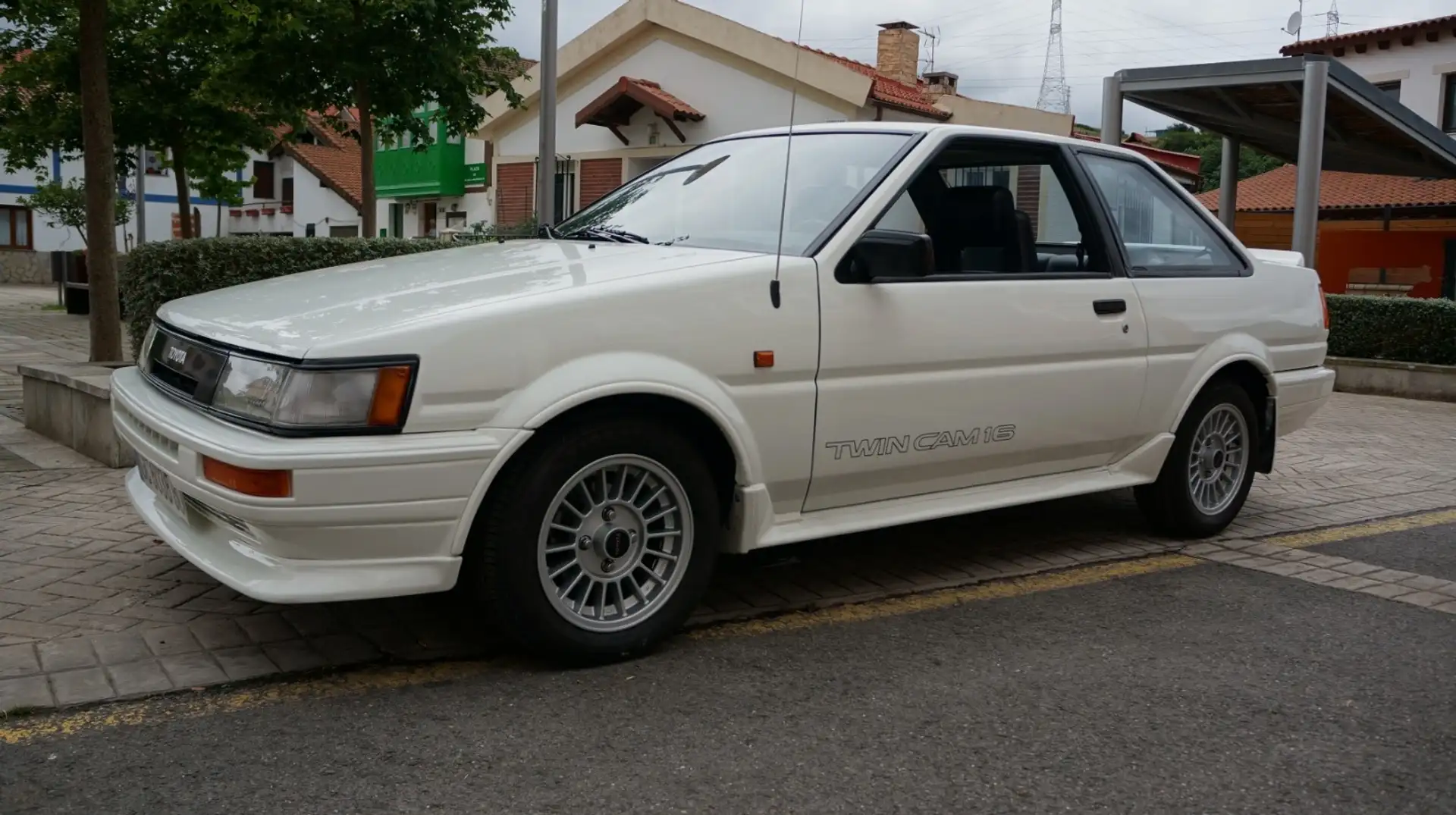 Toyota Corolla AE86 Levin coupe Weiß - 1