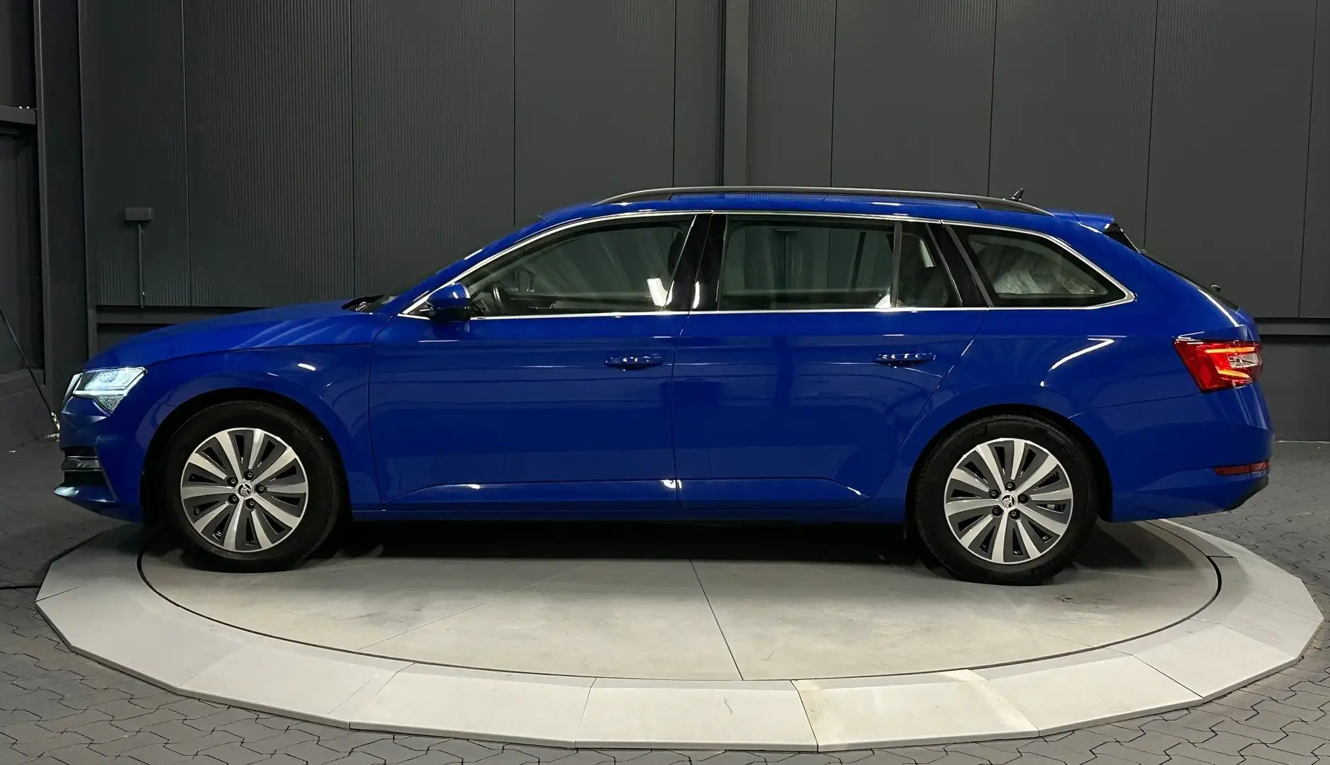 Skoda Superb Combi IV Hybrid Ambition *Standhzg*ACC*AHK*NAVI* Blau - 2