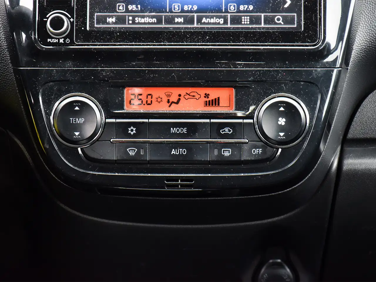 Mitsubishi Mirage снимка Mitsubishi Mirage