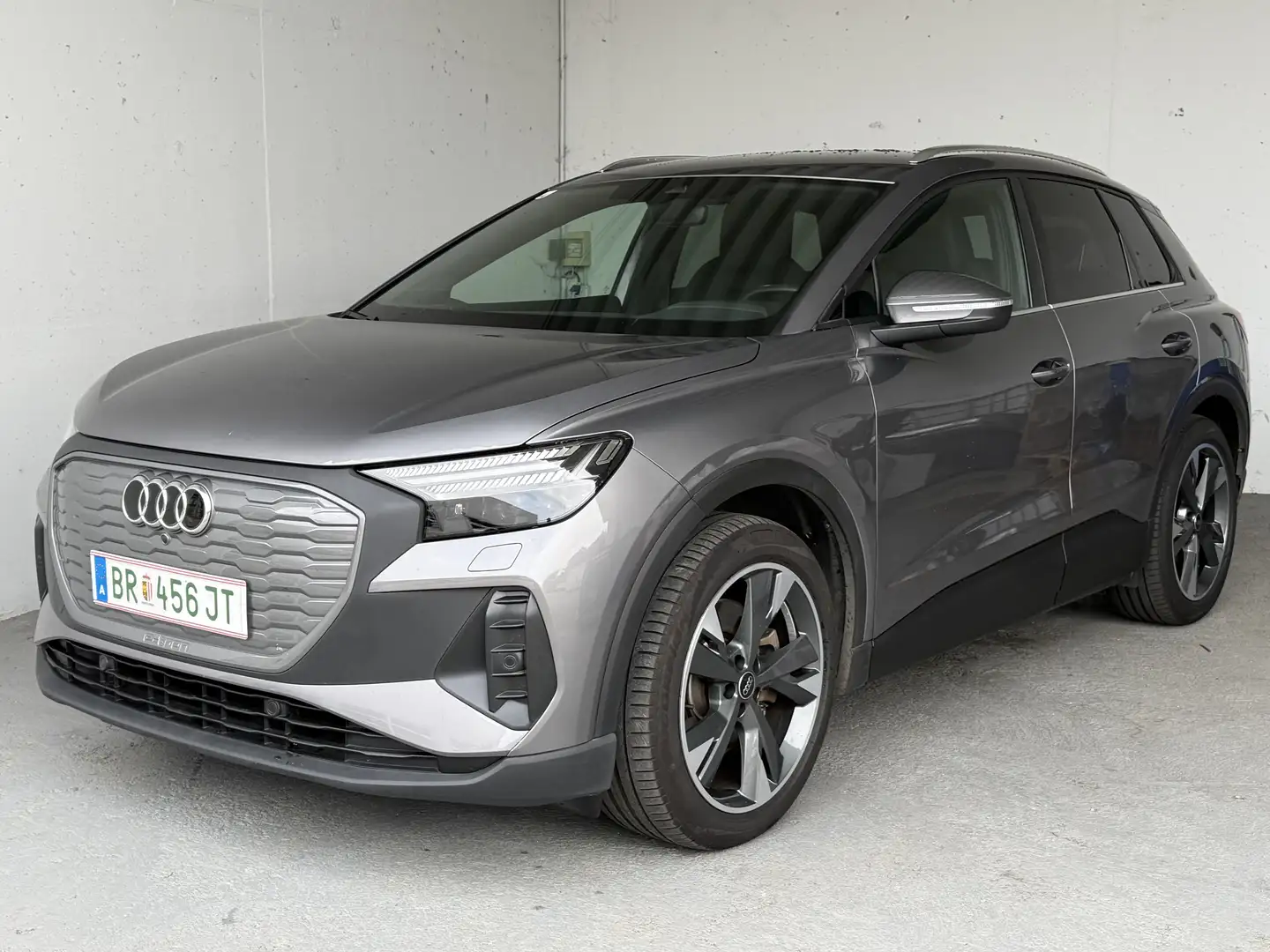 Audi Q4 e-tron Q4 45 e-tron quattro "S-Line" 265 PS Grau - 2