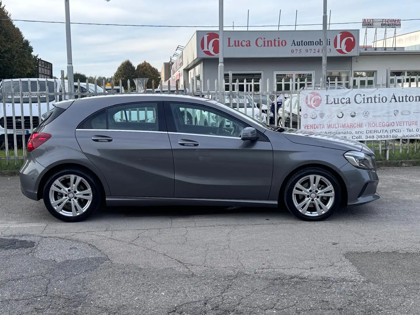 Mercedes-Benz A 200 Classe A - W176 d Premium auto Grijs - 2