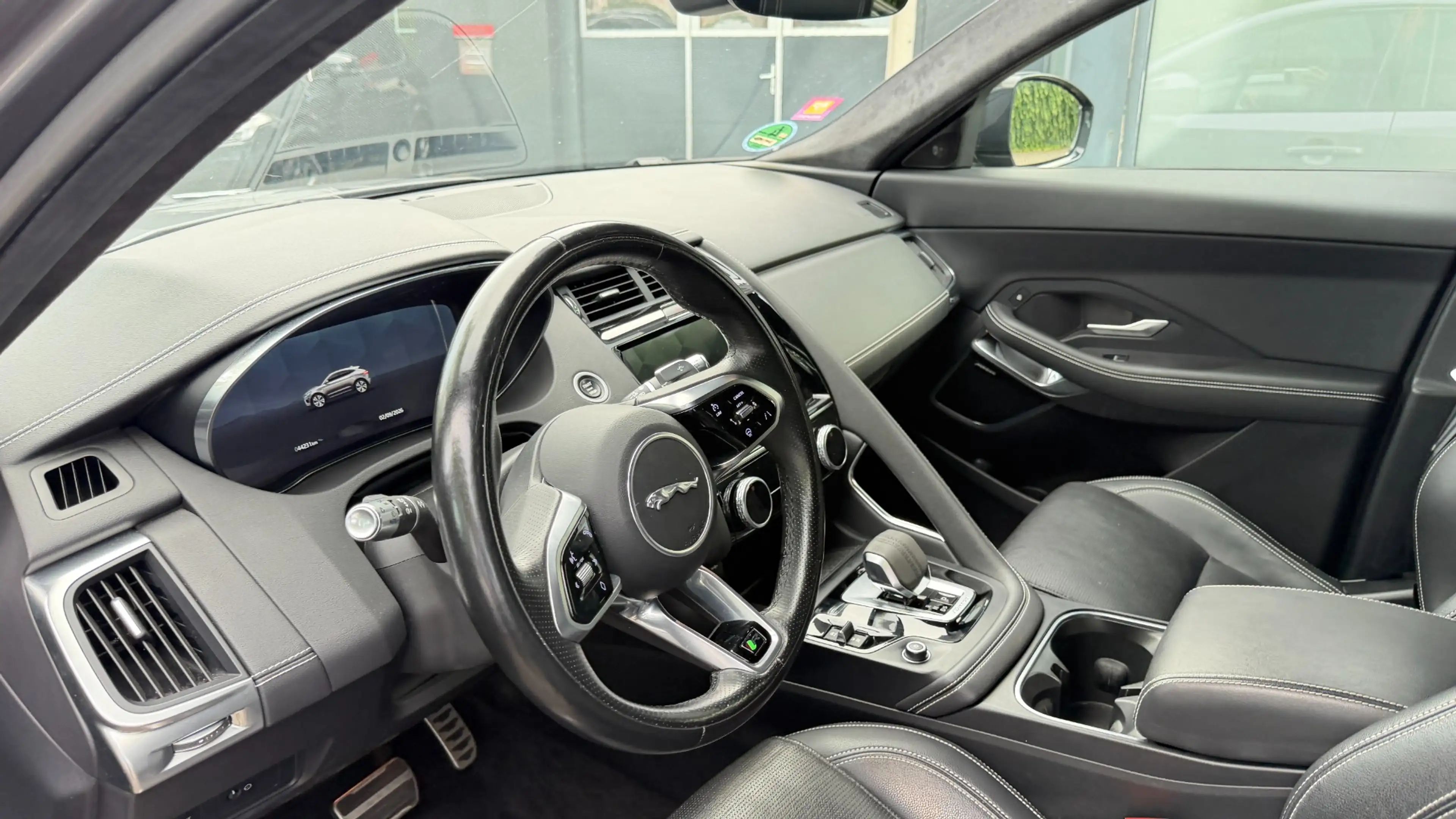 Jaguar E-Pace E-PACE R-Dynamic SE AWD — photo 10