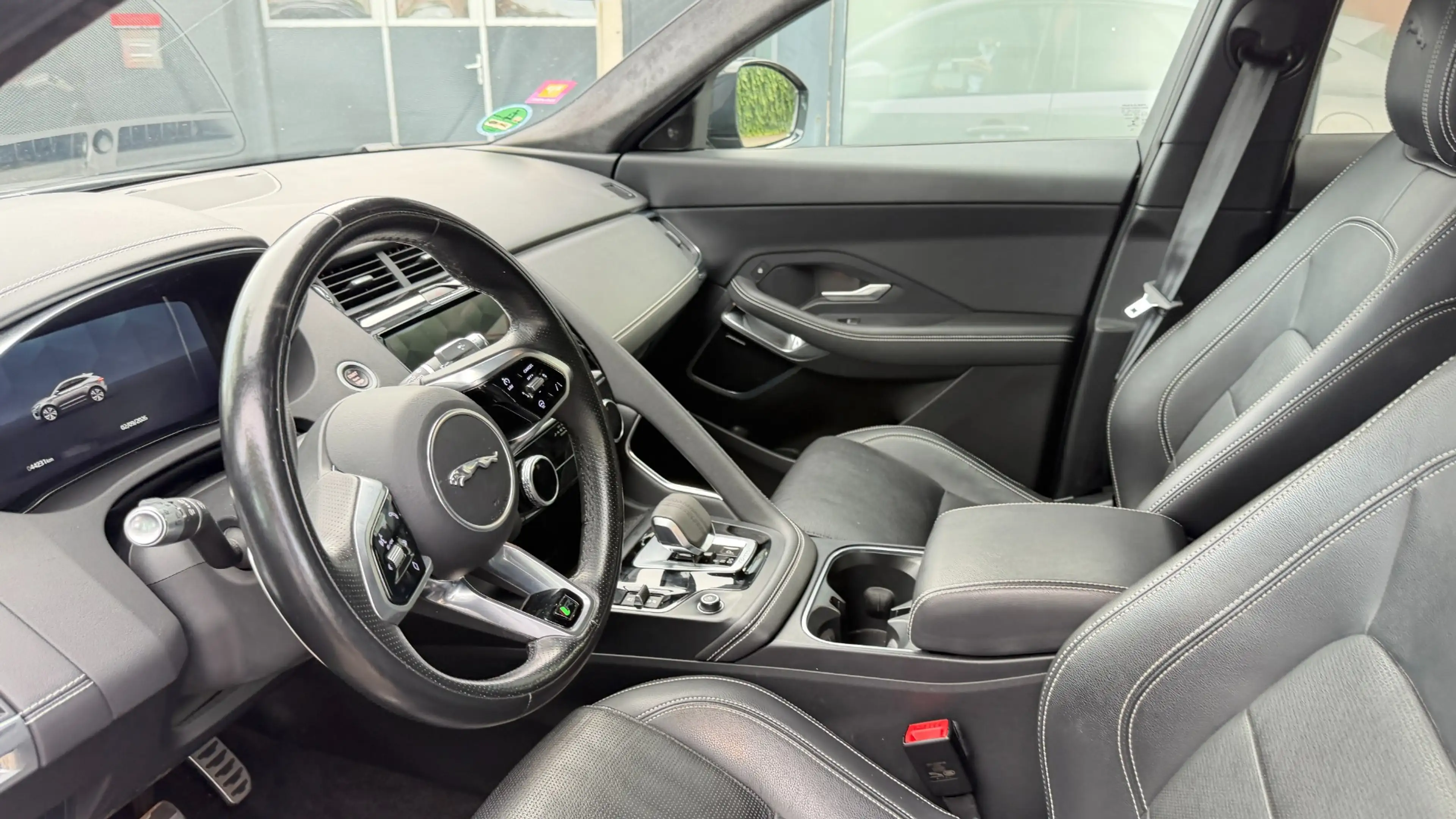 Jaguar E-Pace E-PACE R-Dynamic SE AWD — photo 13