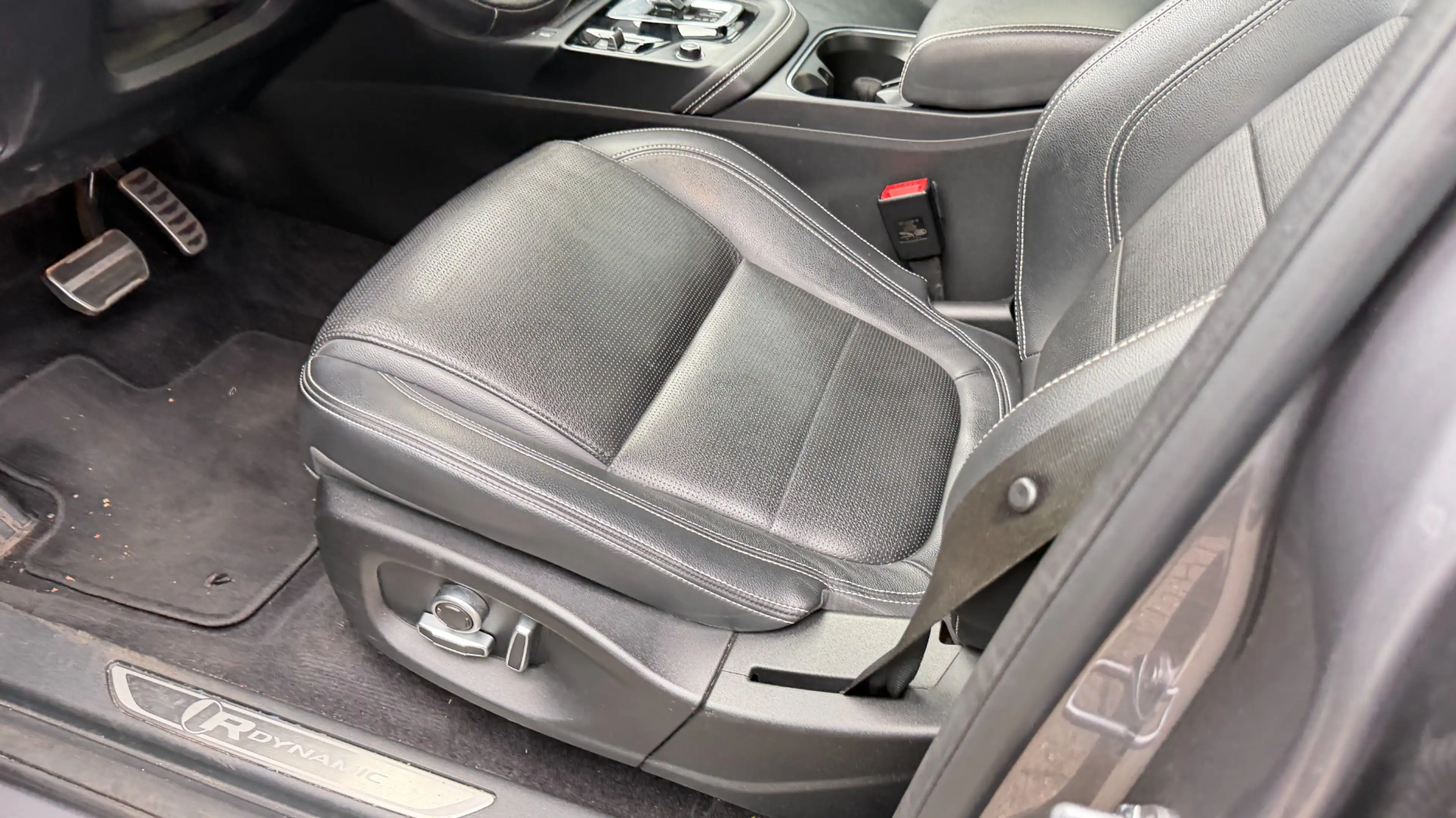 Jaguar E-Pace E-PACE R-Dynamic SE AWD — photo 12