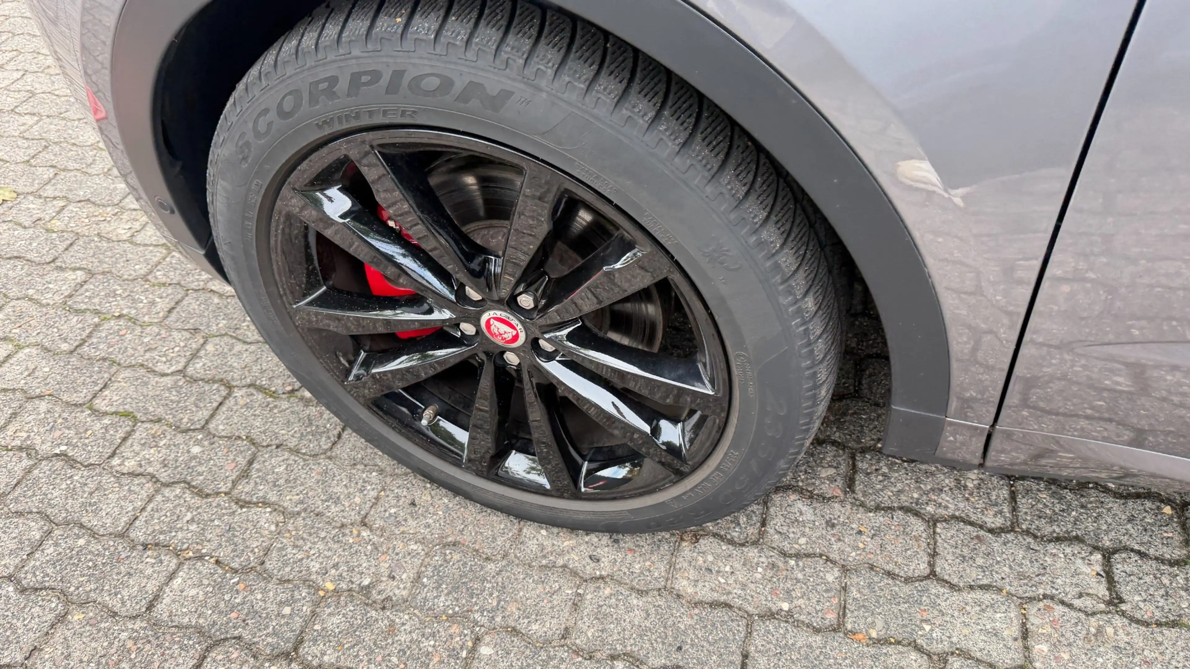 Jaguar E-Pace E-PACE R-Dynamic SE AWD — photo 3