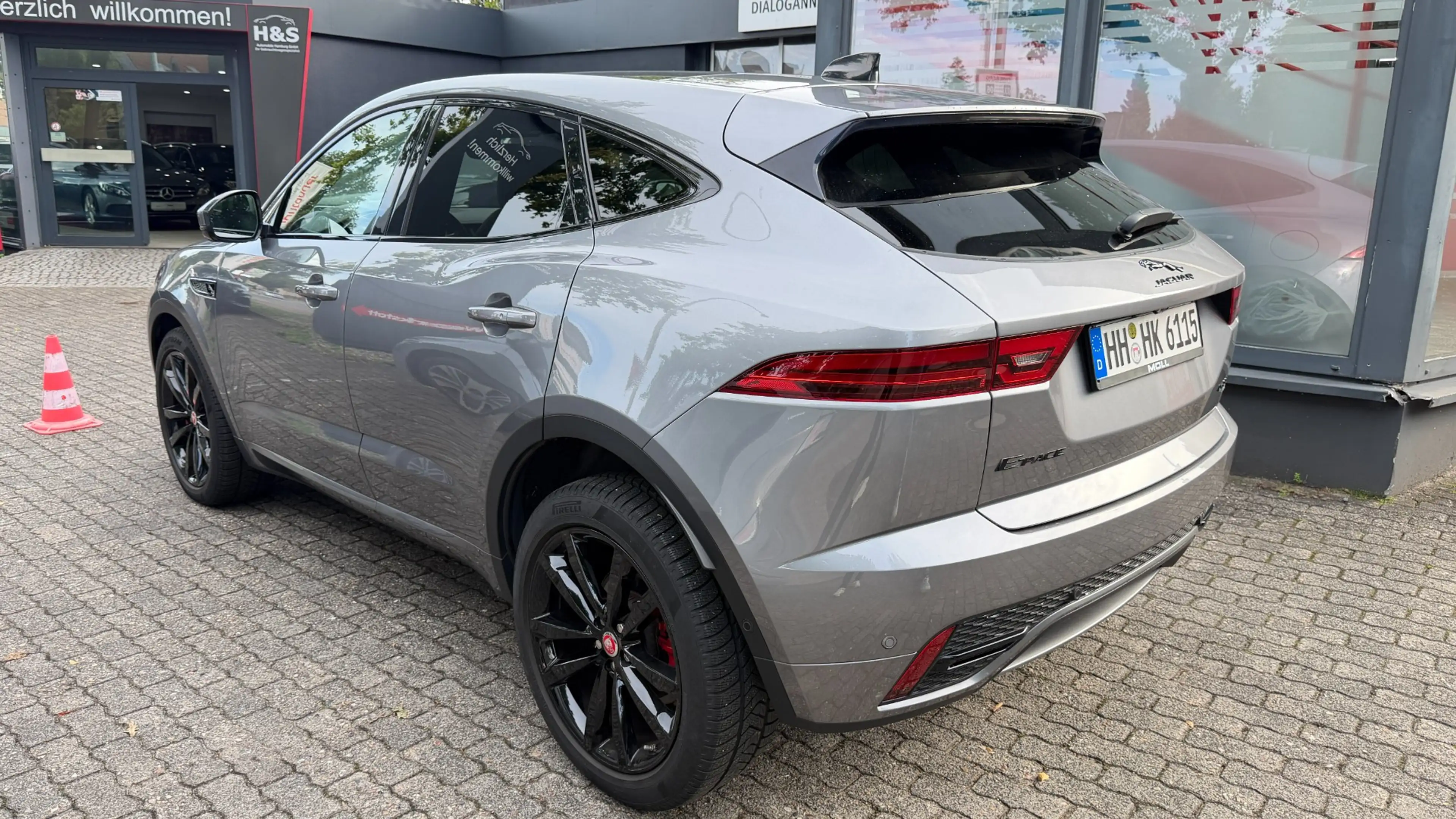 Jaguar E-Pace E-PACE R-Dynamic SE AWD — photo 2