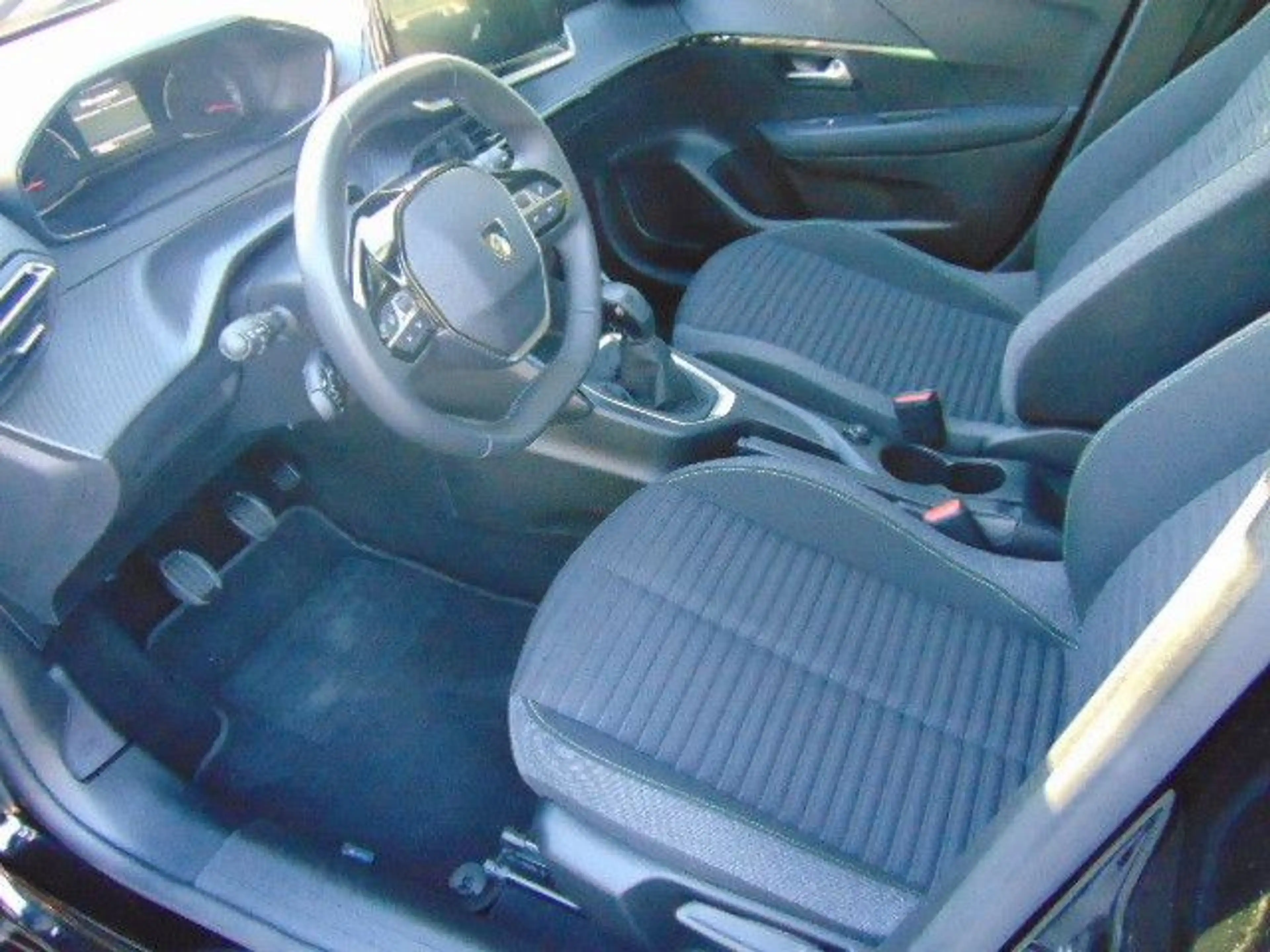 Peugeot 208 Active — photo 9
