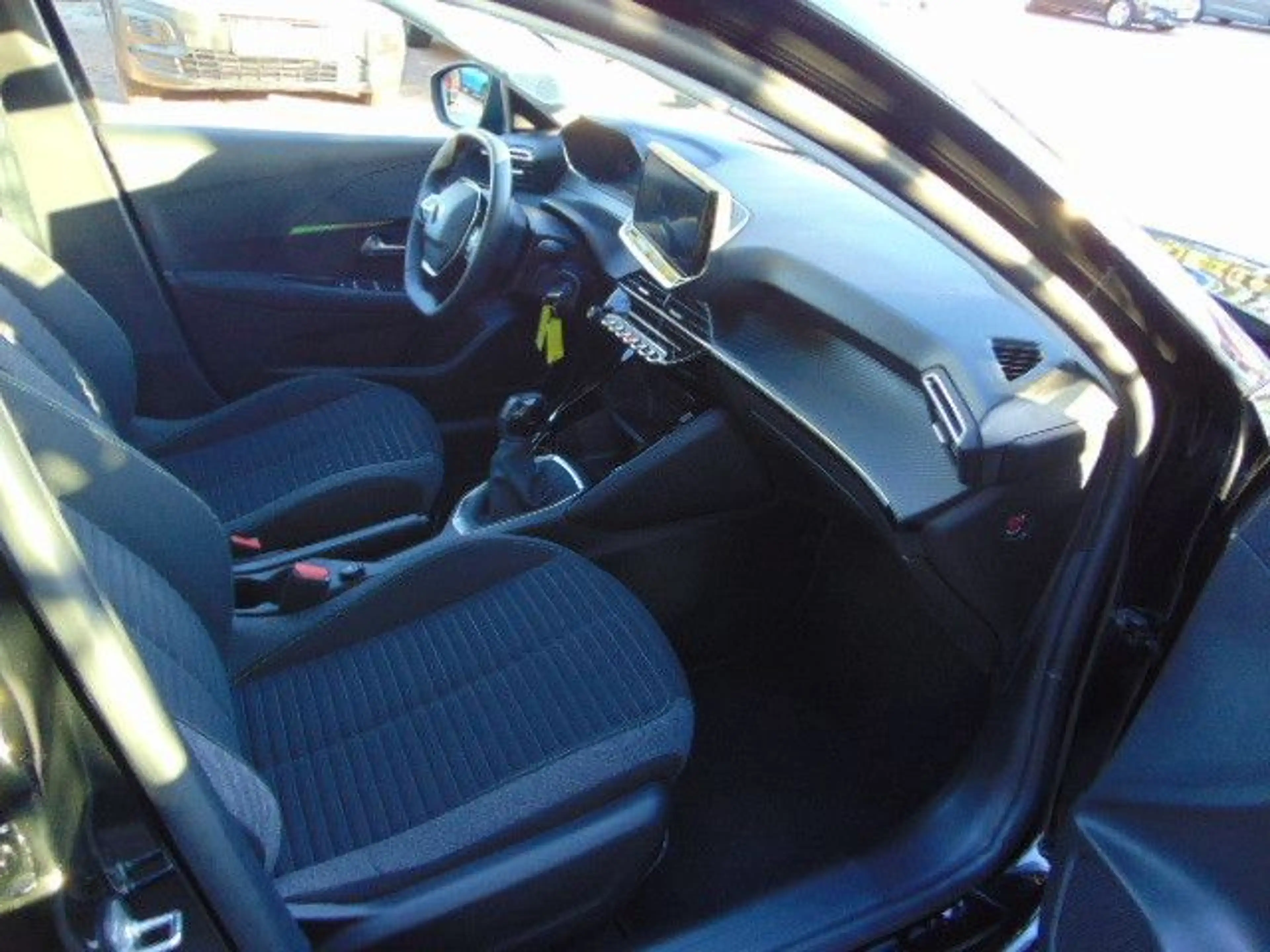 Peugeot 208 Active — photo 10