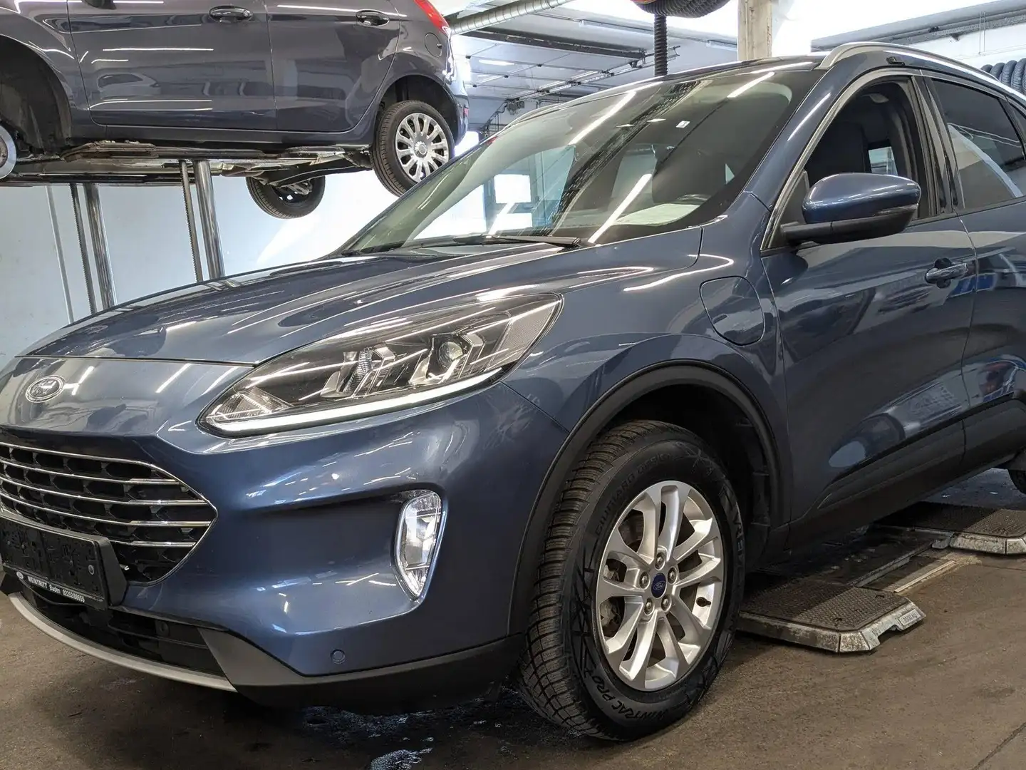 Ford Kuga Plug-In Hybrid Titanium Blau - 1