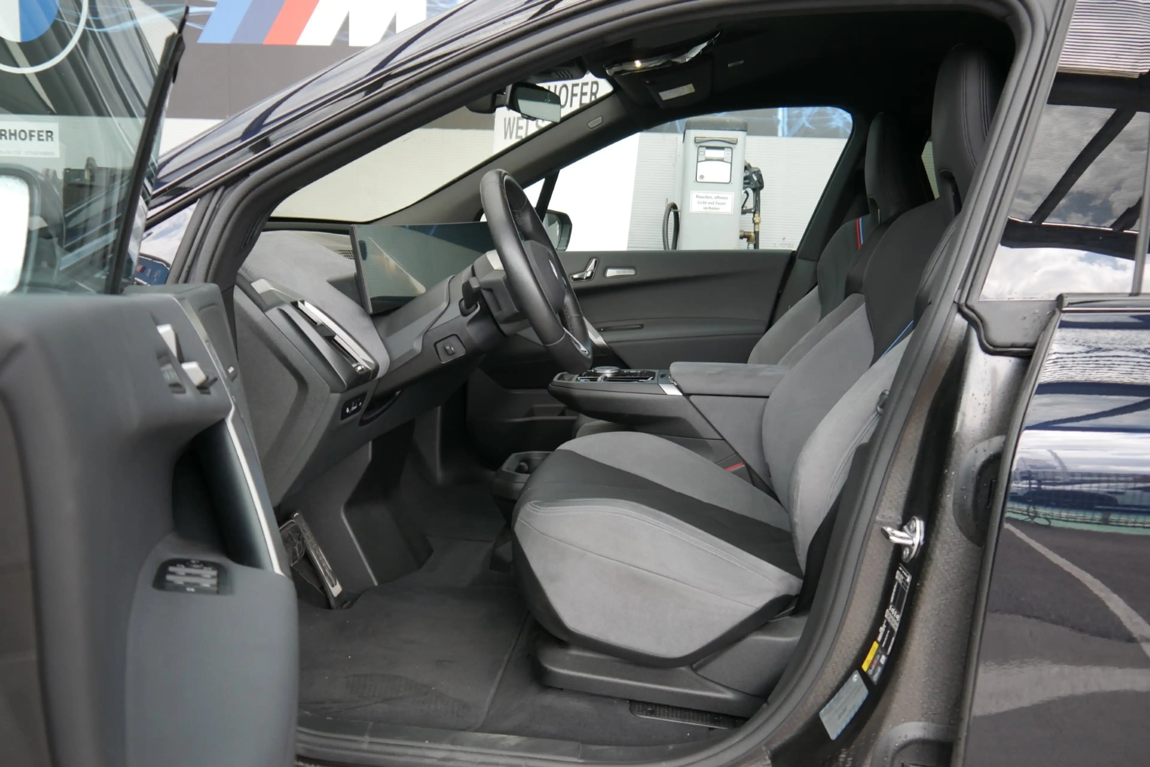 BMW iX xDrive45 — photo 9